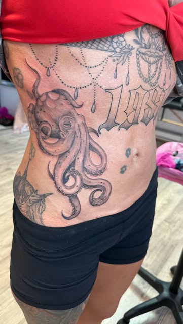 Black and grey octopus with chain ornament on the ribs