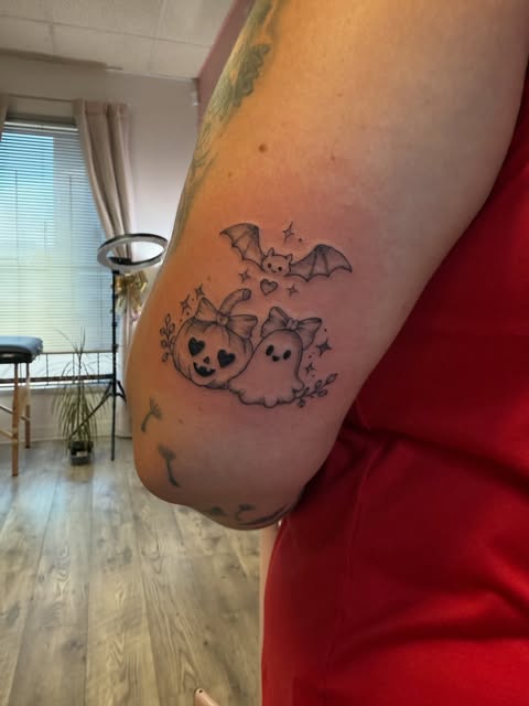 Cute pumpkin, ghost and bat Halloween flash on the elbow